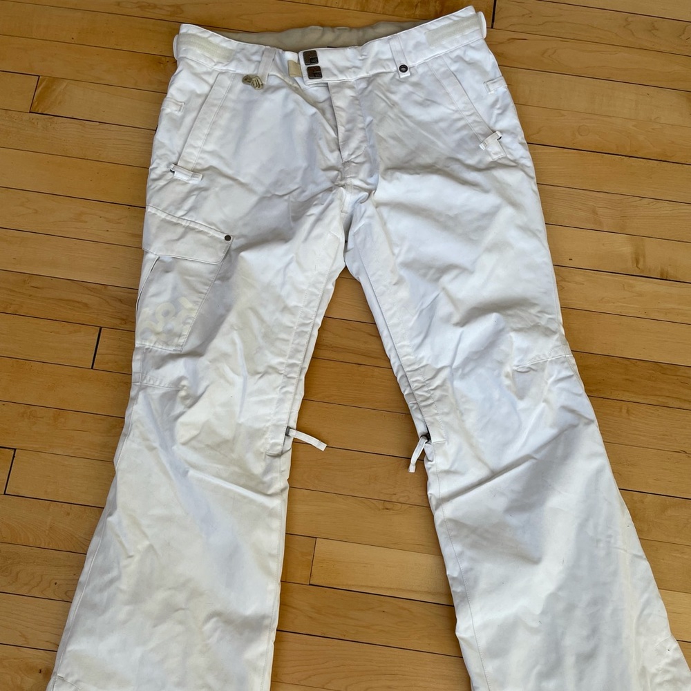 NWOT Women’s 686 snowboarding pants.